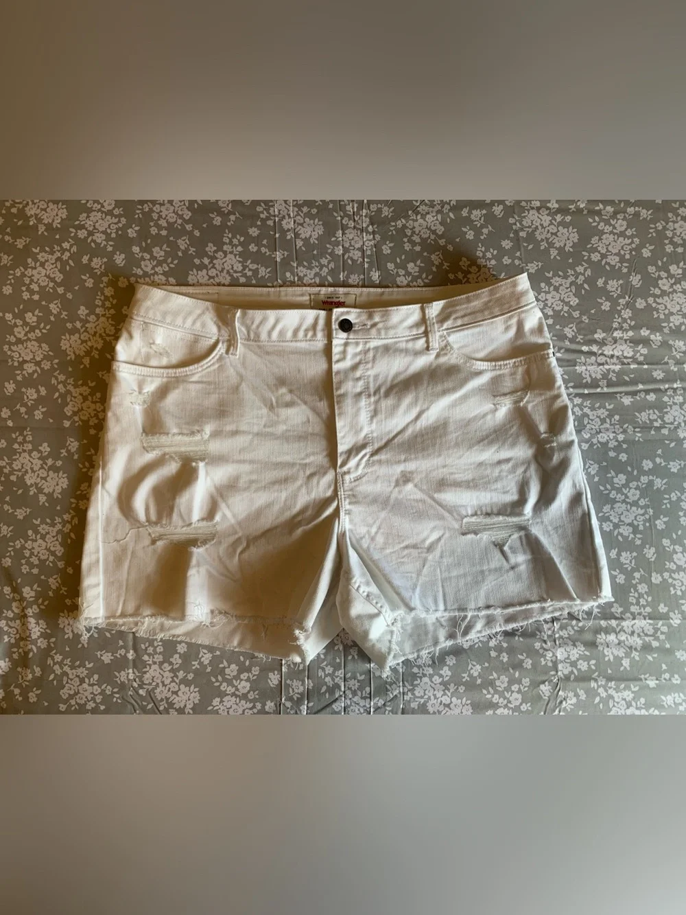 Wrangler mid-to-high rise white denim shorts